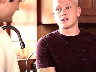 Muscle gay Leo Luckett spitroasted during bareback threeway