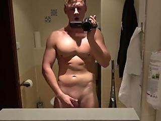 Horny dude makes himself cum with a handjob in the bathroom